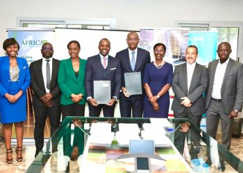 Mory Diané, directeur général de Scanning Systems, et Kader Hassane, directeur du développement de projets d'Africa50 se tiennent côte à côte au milieu après la cérémonie de signature à Abidjan. De gauche à droite : Fatime Sibi (Lex Ways), Ixchel Lamine (Scanning Systems), Saran Diané Rabet (Scanning Systems), Aïcha Nina Touré, Wilfrid Flottes De Pouzols (Scanning Systems), Arnaud Soro (Lex Ways).