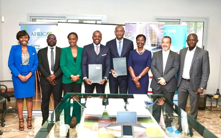 Mory Diané, directeur général de Scanning Systems, et Kader Hassane, directeur du développement de projets d'Africa50 se tiennent côte à côte au milieu après la cérémonie de signature à Abidjan. De gauche à droite : Fatime Sibi (Lex Ways), Ixchel Lamine (Scanning Systems), Saran Diané Rabet (Scanning Systems), Aïcha Nina Touré, Wilfrid Flottes De Pouzols (Scanning Systems), Arnaud Soro (Lex Ways).