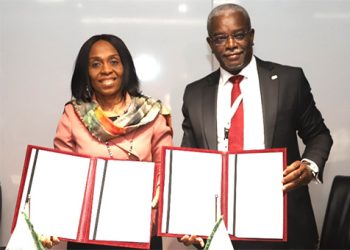 Kanayo Awani, Vice-présidente exécutive en charge de la Banque pour le commerce intra-africaine à Afreximbank (à gauche) et Calixte Tabangoli, directeur général de la Banque Postale du Congo, le 30 mars 2023 au Caire.