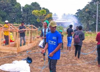 Le personnel de Mumita assemble une serre à bas prix au Cameroun.