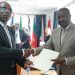 François Ndong Obiang remettant le mémorandum résumant les doléances de la coalition « Alternance 2023 », dont il assure la présidence au chef de l’UNOCA.
