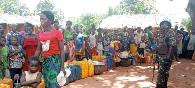 TANBAT 6/Kaptain Mwijage Inyoma Des villageois en République centrafricaine attendent de recevoir de l'eau propre et salubre, grâce à des Casques bleus de Tanzanie.