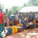 TANBAT 6/Kaptain Mwijage Inyoma Des villageois en République centrafricaine attendent de recevoir de l'eau propre et salubre, grâce à des Casques bleus de Tanzanie.