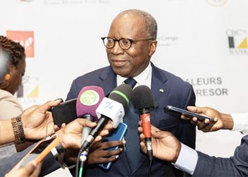 Le ministre des Comptes publics, Charles Mba. face à la presse.