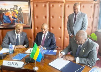 le ministre des Comptes publics, Charles M'BA, Ministre et le Vice-Premier ministre, Alexandre Barro Chambrier