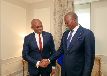 Le Général Brice Clotaire Oligui Nguema et Tony Elumelu, PDG du Groupe bancaire United Bank for Africa (UBA).
