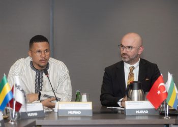 Le ministre de l'industrie François Mbongo Rafemo Bourdette et le vice-président de MUSIAD, Abdurrahman.