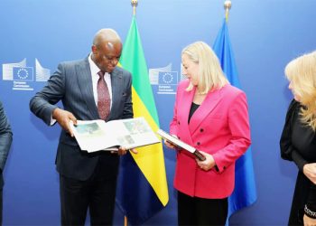 Le Général Brice Clotaire OLIGUI NGUEMA et la Commissaire aux partenariats internationaux, Jutta URPILAINEN