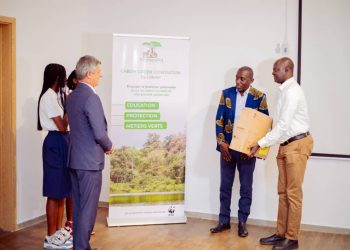 Un instantané de la remise symbolique des supports de sensibilisation et de formation