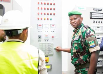 Le président de la Transition, le Général Brice Clotaire Oligui Nguema procédant à la mise en service de la Centrale solaire de la Plaine d’Ayemé.