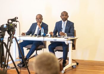 Le ministre de l’Économie et des Participations, Mays MOUISSI accompagné du Directeur général de la dette, Jean Gaspard Ntoutoume Ayi