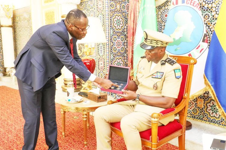 Le gouverneur de la BEAC, Yvon Sana Bangui présentant la nouvelle gamme de pièces de monnaie au président de la République, Brice Clotaire Oligui Nguema