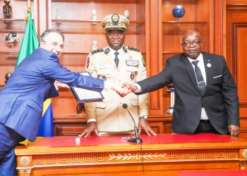 Poignée de mains entre le Directeur général adjoint de la société Addoha, Mehdi Zemmama, et le ministre de l'Habitat, Ludovic MEGNE NDONG, sous la supervision du président de la transition, le Général Brice Clotaire Oligui Nguema. Au terme de signature de la convention.