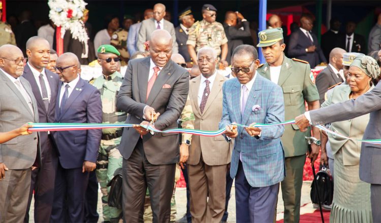 Le président Oligui Nguema et son homologue Obiang Nguema Mbasogo coupant le ruban symbolique.