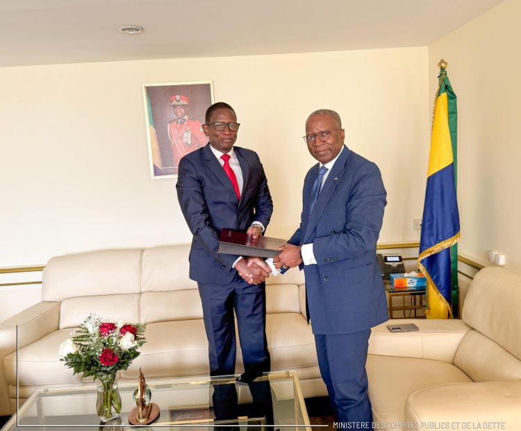 Le ministre des Comptes publics et de la Dette, Charles M’BA et le Représentant résident de la BAD au Gabon, Nouridine KANE-DIA