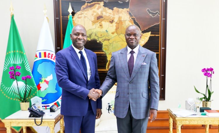 Le Général Brice Clotaire Oligui Nguema et Cheik F. Kanté, Directeur des opérations de la Banque mondiale pour le Gabon et la région Afrique de l'Ouest et du Centre.