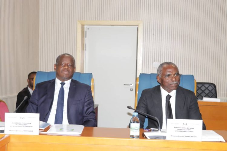 Les ministres François Ndong Obiang, et Hermann Immongault devant les députés.