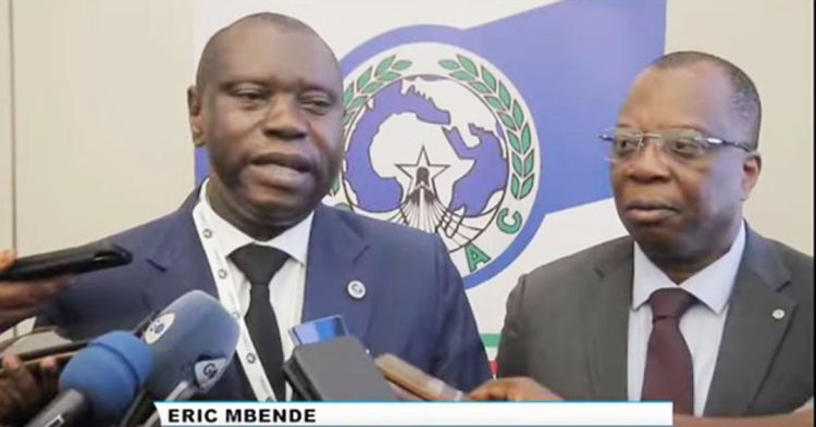 Eric Mbende, Directeur général de l'intégration de la République du Congo, et Charles Assamba Ongodo, Vice-président de la Commission de la CEMAC face à la presse.