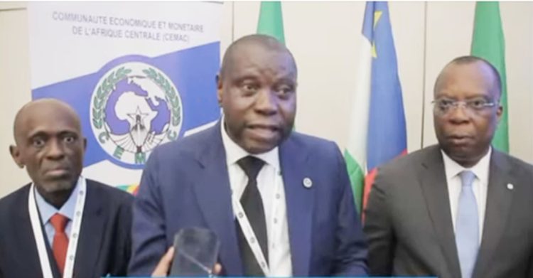 Au centre, le président du Comité inter-Etats, Éric Mbendé.