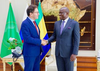 Le chef de l’État gabonais, Brice Clotaire Oligui Nguema et Fabrice Mauriès, ambassadeur, Haut Représentant de la République française près la République gabonaise.