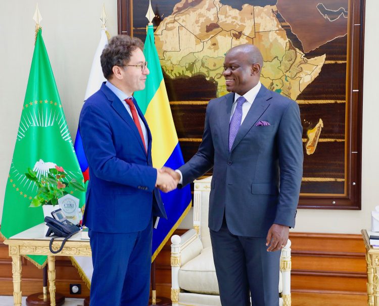 Le chef de l’État gabonais, Brice Clotaire Oligui Nguema et Fabrice Mauriès, ambassadeur, Haut Représentant de la République française près la République gabonaise.