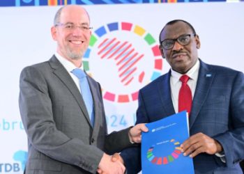 Claver Gatete, secrétaire exécutif de la CEA, et Doron Avni, vice-président de Google.