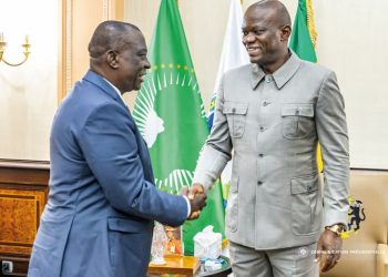 Le président de la République, Brice Clotaire OLIGUI NGUEMA recveant le ministre d’État, en charge de l’Agriculture, du Développement rural et des Productions vivrières de Côte d’Ivoire, Kobenan Kouassi ADJOUMANI.