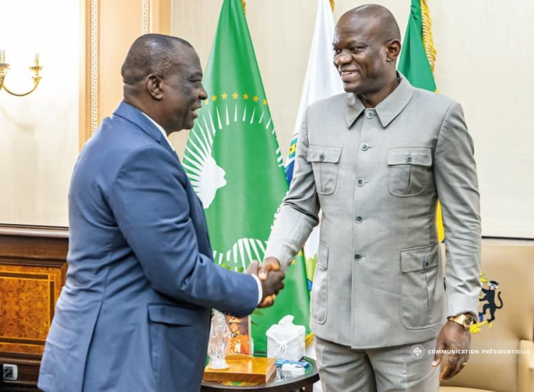 Le président de la République, Brice Clotaire OLIGUI NGUEMA recveant le ministre d’État, en charge de l’Agriculture, du Développement rural et des Productions vivrières de Côte d’Ivoire, Kobenan Kouassi ADJOUMANI.