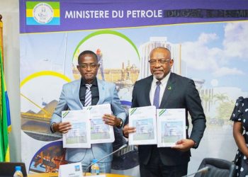 Le ministre du Pétrole et du Gaz, Sosthène Nguema Nguema et le Directeur général adjoint de Ressources Group, Victor Mouwoyi-Magongo lors de la signature des deux Contrats d’exploration et de partage de production.