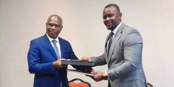 Le PCA de la SAEG, Patrick Amvame Ndong, le Directeur général d’Assala Gabon, Edgard Mba Ognane lors de l’échange des parapheurs.