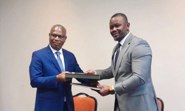 Le PCA de la SAEG, Patrick Amvame Ndong, le Directeur général d’Assala Gabon, Edgard Mba Ognane lors de l’échange des parapheurs.