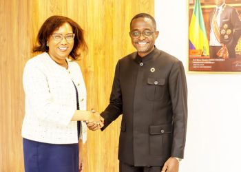 L’Ambassadrice des États-Unis, Vernelle Trim FitzPatrick et le ministre des mines et des Ressources géologiques, Sosthène NGUEMA NGUEMA.