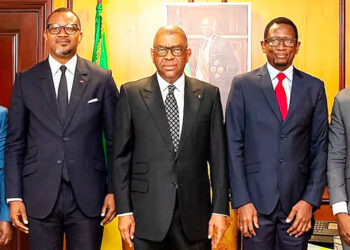 (De gauche à droite) - Joseph Nguessan, chef de division des infrastructures pour la région Afrique centrale à la Banque, Léandre Bassolé, directeur général du Groupe de la Banque pour l’Afrique centrale, Alexandre Barro Chambrier, vice-président du gouvernement gabonais, Nouridine Kane Dia, responsable pays du Groupe de la Banque au Gabon et Joël Sanon, expert à la Facilité africaine de soutien juridique, à Libreville, au Gabon