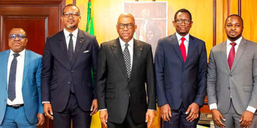 (De gauche à droite) - Joseph Nguessan, chef de division des infrastructures pour la région Afrique centrale à la Banque, Léandre Bassolé, directeur général du Groupe de la Banque pour l’Afrique centrale, Alexandre Barro Chambrier, vice-président du gouvernement gabonais, Nouridine Kane Dia, responsable pays du Groupe de la Banque au Gabon et Joël Sanon, expert à la Facilité africaine de soutien juridique, à Libreville, au Gabon