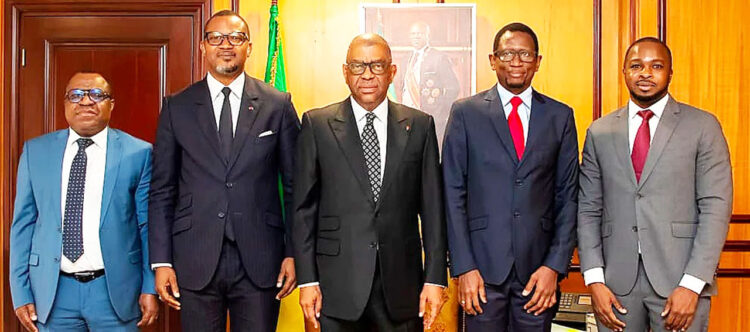 (De gauche à droite) - Joseph Nguessan, chef de division des infrastructures pour la région Afrique centrale à la Banque, Léandre Bassolé, directeur général du Groupe de la Banque pour l’Afrique centrale, Alexandre Barro Chambrier, vice-président du gouvernement gabonais, Nouridine Kane Dia, responsable pays du Groupe de la Banque au Gabon et Joël Sanon, expert à la Facilité africaine de soutien juridique, à Libreville, au Gabon