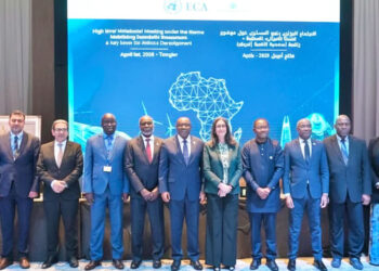 Kevin Urama, économiste en chef et vice-président chargé de la Gouvernance économique et de la gestion des connaissances du Groupe de la Banque africaine de développement (6e à partir de la gauche), aux côtés de participants à la réunion ministérielle de haut niveau de la 58e session de la Conférence des ministres africains des Finances, de la Planification et du Développement économique (COM58), à Tanger, au Maroc, le 1er avril 2026.