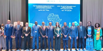 Kevin Urama, économiste en chef et vice-président chargé de la Gouvernance économique et de la gestion des connaissances du Groupe de la Banque africaine de développement (6e à partir de la gauche), aux côtés de participants à la réunion ministérielle de haut niveau de la 58e session de la Conférence des ministres africains des Finances, de la Planification et du Développement économique (COM58), à Tanger, au Maroc, le 1er avril 2026.