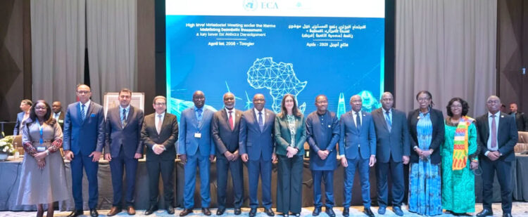 Kevin Urama, économiste en chef et vice-président chargé de la Gouvernance économique et de la gestion des connaissances du Groupe de la Banque africaine de développement (6e à partir de la gauche), aux côtés de participants à la réunion ministérielle de haut niveau de la 58e session de la Conférence des ministres africains des Finances, de la Planification et du Développement économique (COM58), à Tanger, au Maroc, le 1er avril 2026.