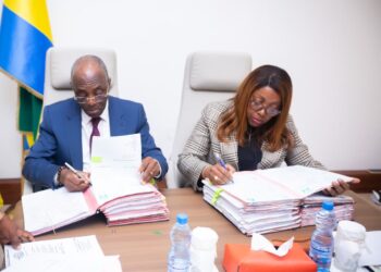 Madame Laurence Ndong et son collègue délégué, auprès du ministre de l’Économie, des Finances, Marc Abeghe, lors de la signature des actes de gestion des agents publics dans le cadre du Guichet unique.
