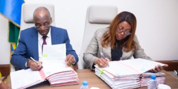 Madame Laurence Ndong et son collègue délégué, auprès du ministre de l’Économie, des Finances, Marc Abeghe, lors de la signature des actes de gestion des agents publics dans le cadre du Guichet unique.