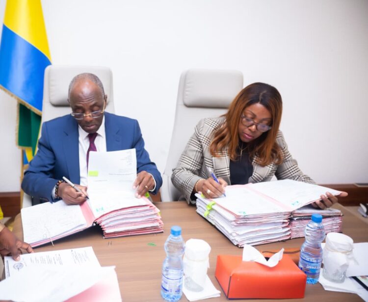 Madame Laurence Ndong et son collègue délégué, auprès du ministre de l’Économie, des Finances, Marc Abeghe, lors de la signature des actes de gestion des agents publics dans le cadre du Guichet unique.