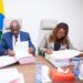 Madame Laurence Ndong et son collègue délégué, auprès du ministre de l’Économie, des Finances, Marc Abeghe, lors de la signature des actes de gestion des agents publics dans le cadre du Guichet unique.