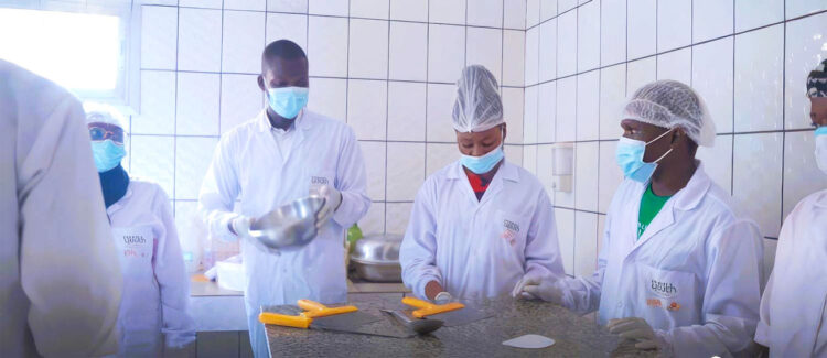 Des agripreneurs lors d’une session en laboratoire, au centre d’incubation d’agro-entreprise pour jeunes de Sangmelima, région du Sud.