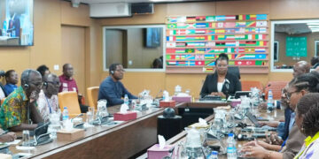 Chioma Onukogu, directrice des affaires et des travaux du Conseil d’administration, et Kevin Urama, économiste en chef et vice-président chargé de la gouvernance économique et de la Gestion des connaissances, ont présidé une conférence de presse avec des journalistes. Mme Onukogu s’exprimait au nom du secrétaire général du Groupe de la Banque, Vincent Nmehielle.
