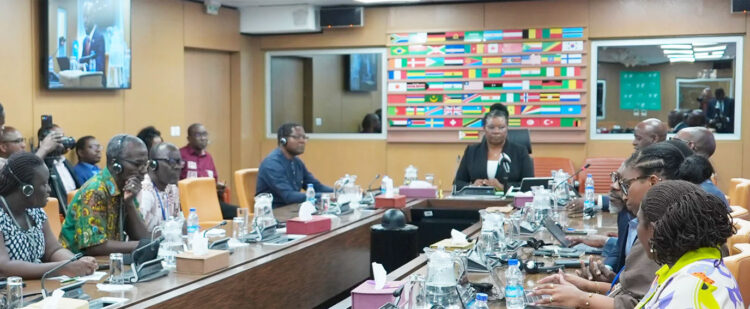 Chioma Onukogu, directrice des affaires et des travaux du Conseil d’administration, et Kevin Urama, économiste en chef et vice-président chargé de la gouvernance économique et de la Gestion des connaissances, ont présidé une conférence de presse avec des journalistes. Mme Onukogu s’exprimait au nom du secrétaire général du Groupe de la Banque, Vincent Nmehielle.