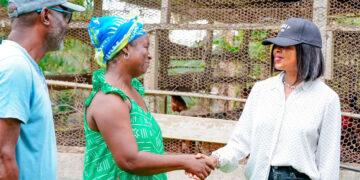 La ministre du Commerce, des PME-PMI et de l’Entrepreneuriat des Jeunes, Zenaba Gninga Chaning, lors de sa visite de terrain.