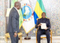 Brice Clotaire OLIGUI NGUEMA recevant le rapport des 100 premiers jours de l’équipe gouvernementale du Vice-président du gouvernement, Hermann Immongault