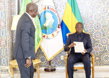 Brice Clotaire OLIGUI NGUEMA recevant le rapport des 100 premiers jours de l’équipe gouvernementale du Vice-président du gouvernement, Hermann Immongault