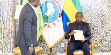 Brice Clotaire OLIGUI NGUEMA recevant le rapport des 100 premiers jours de l’équipe gouvernementale du Vice-président du gouvernement, Hermann Immongault