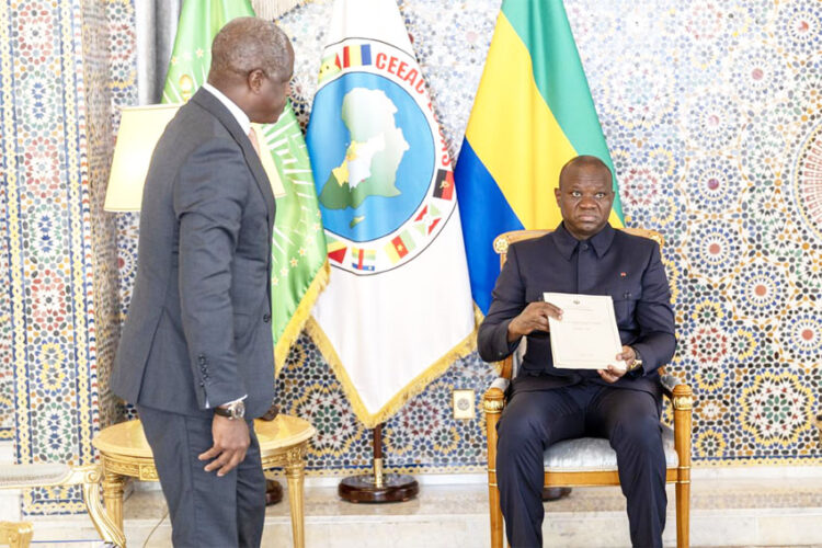 Brice Clotaire OLIGUI NGUEMA recevant le rapport des 100 premiers jours de l’équipe gouvernementale du Vice-président du gouvernement, Hermann Immongault